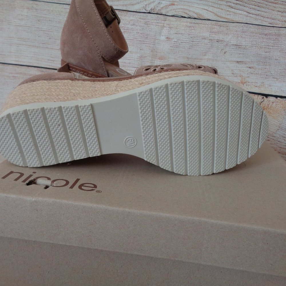 NWT Nice by Nicole Taupe espadrille wedge sandals Size 6 - Picture 2 of 3